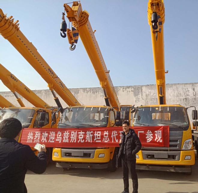 Цена крана заграждения крана 10ton Sinotruk HOWO 6X4 10t бренда верхней части Китая установленная тележкой телескопичная