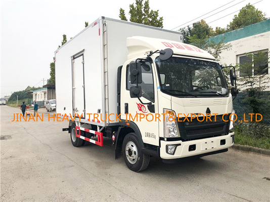 Реклама обязанности света SINOTRUK HOWO 4x2 перевозит электрический груз на грузовиках