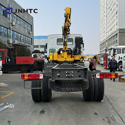 SINOTRUK HOWO Дизельный грузовой грузовик 4х4 6 колесный шасси с краном низкая цена