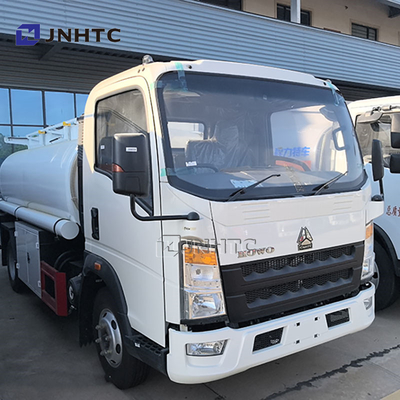 Sinotruk Howo Мини легкий нефтяной бак 4x2 3000L топливный танкер