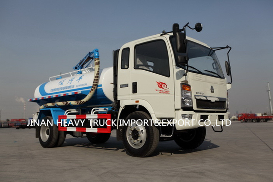 Фекальная тележка SINOTRUK всасывания вакуума нечистот собрания освещает Howo 5000 литров